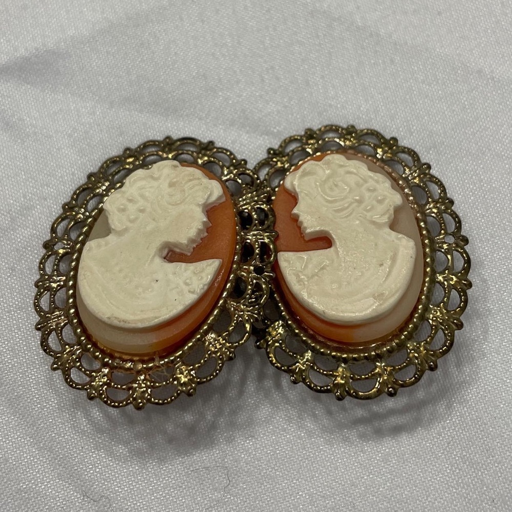 Clip-on Pendant Earings- Vintage and rare to find- in excellent condition